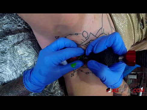 ❤️ Sully Savage mai tsananin jarfa ta yi tattoo a kan kwarin ta ❤️❌ Batsa na dubura ☑